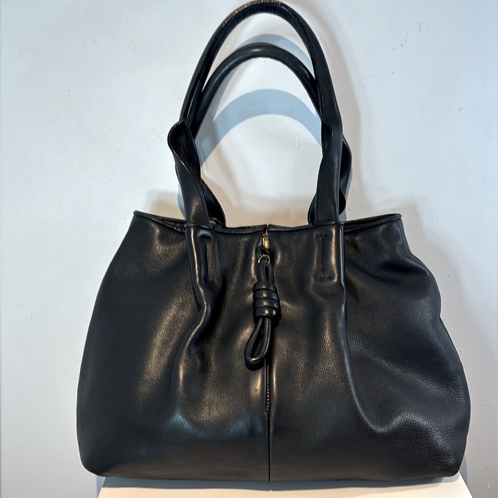 Tissa Fontaneda black leather surprise bag matte